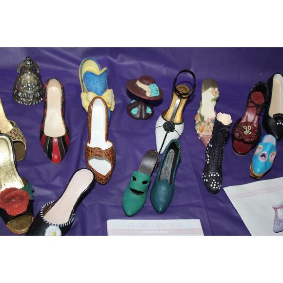 22 Piece Nostalgia And Other Miniature Shoe Figurines Dress Form And Hat - Picture 4 of 11